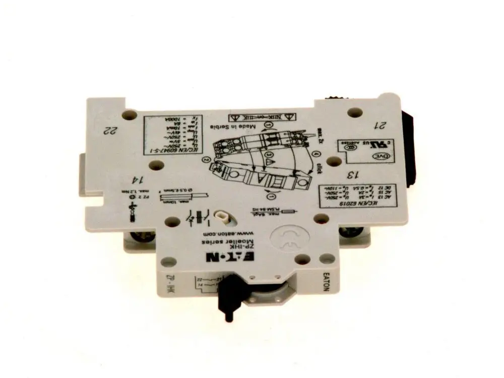 Relais von Bosch, abgebildet auf einer weißen Platine mit verschiedenen Anschluss- und Schutzmarkierungen, ausgelegt für elektrische Anwendungen.